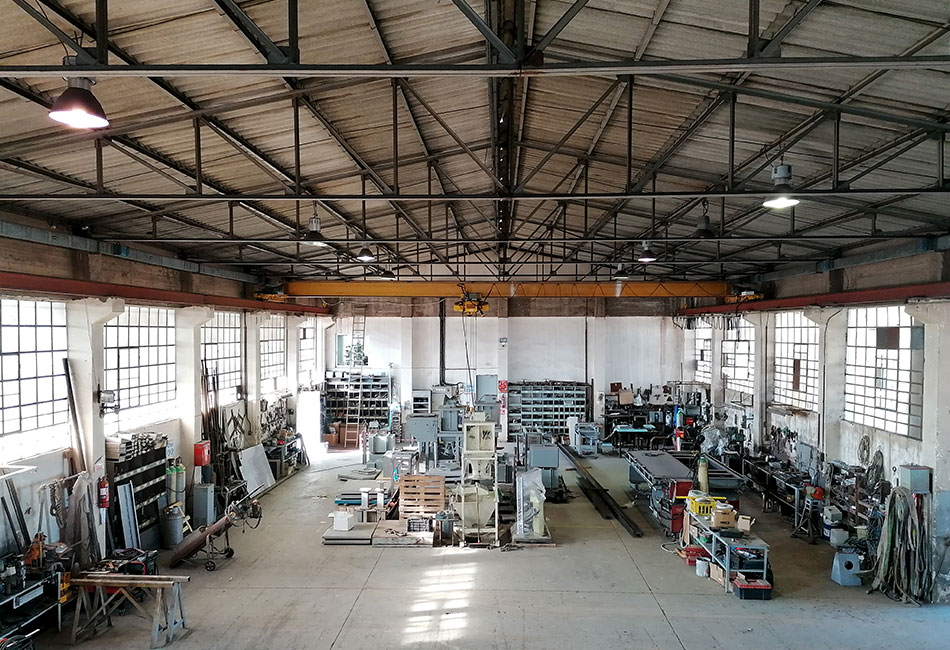 Το εργοστάσιο της εταιρίας ΑΛΕΞΙΟΥ ΑΒΕΕ - ΖΥΓΙΣΤΙΚΕΣ ΜΗΧΑΝΕΣ στην Αττική, με κατασκευή ζυγιστικών μηχανημάτων, διακριβώσεων, ολοκληρωμένη τεχνική υποστήριξη ζυγιστικών συστημάτων